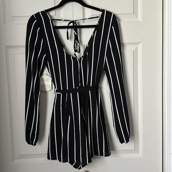 Altar’d State black and white romper size XS - Picture 4 of 4